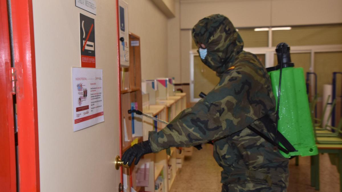 Un militar desinfectando un aula del colegio Santa Catalina de Pinoso en la tarde de este martes.