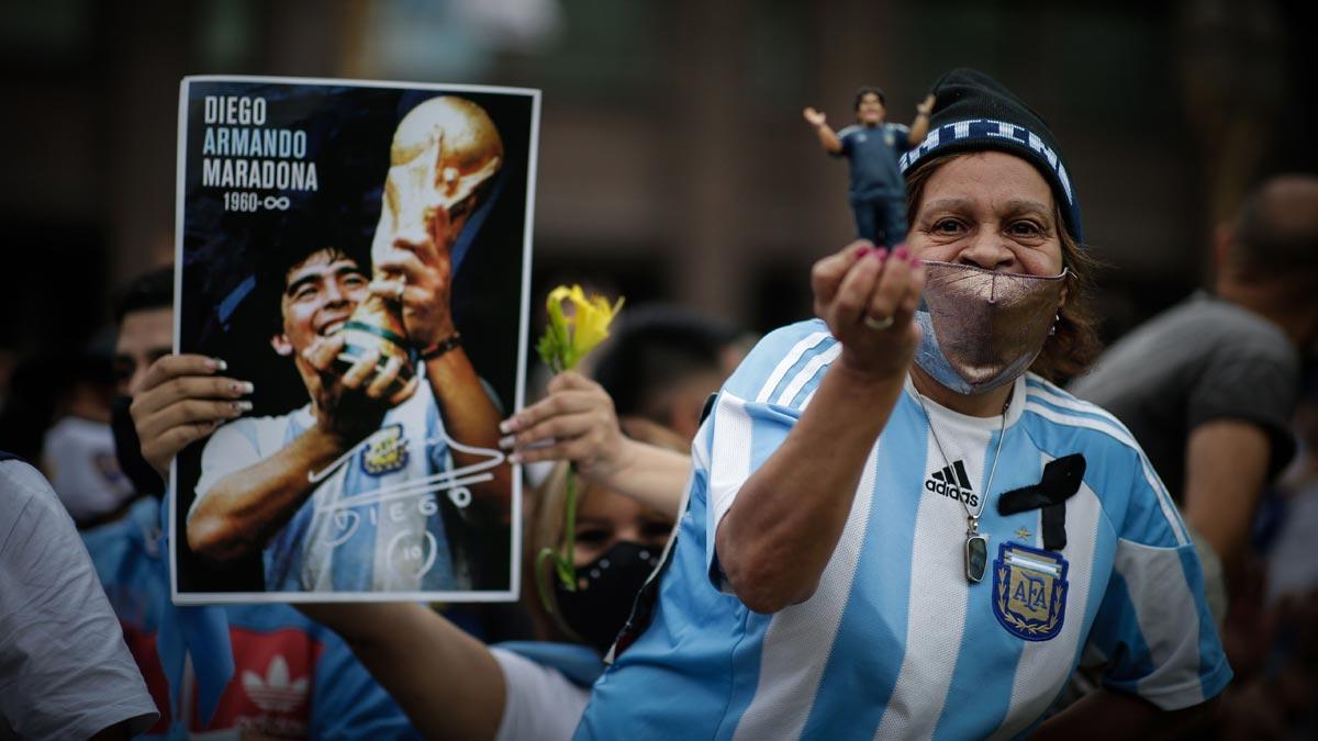 Cientos de personas despiden a Maradona en la Casa Rosada.