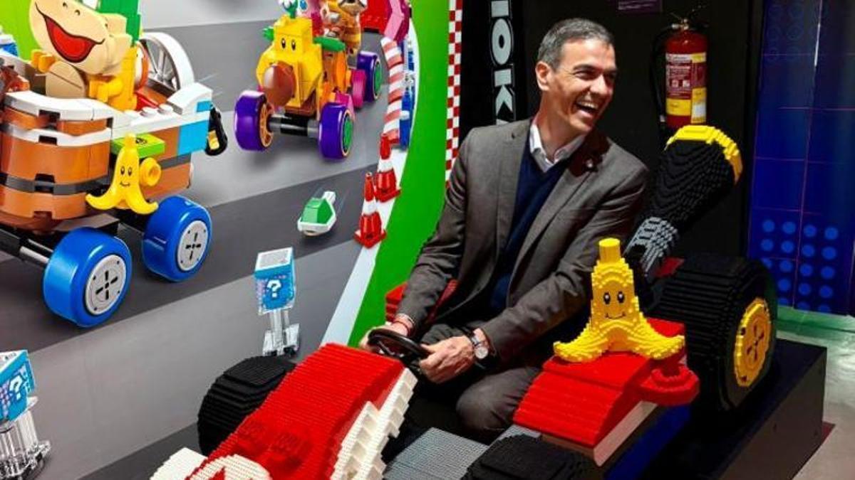 Pedro Sánchez se monta en un coche de 'Mario Kart' en un museo de Madrid y alaba el sector del videojuego español