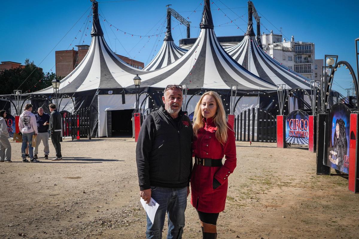 Devis Sami Rossi y Sonia Miranda, director y directora artística de El Circo Encantado, este sábad delante de la carpa.