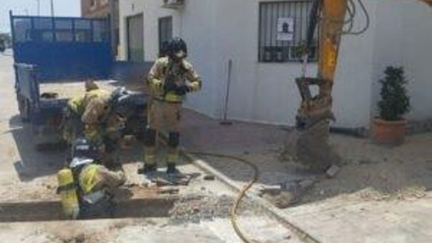 Bomberos trabajando en el escape de gas