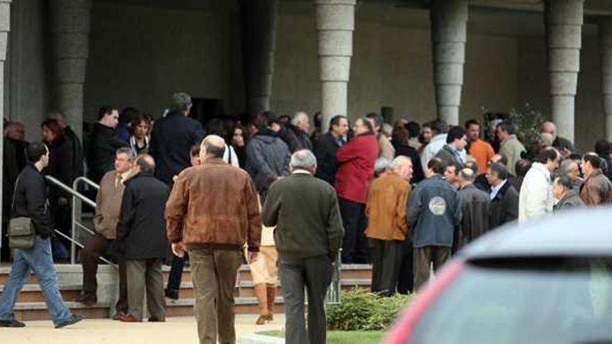 Imagen de los asistentes al tanatorio cuando ocurrió el crimen en diciembre de 2005