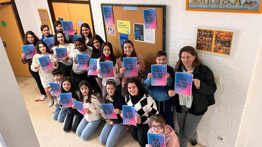 Os alumnos de Caldas reparten carteces de &quot;Aquí tamén se fala galego&quot; polos establecementos de municipio