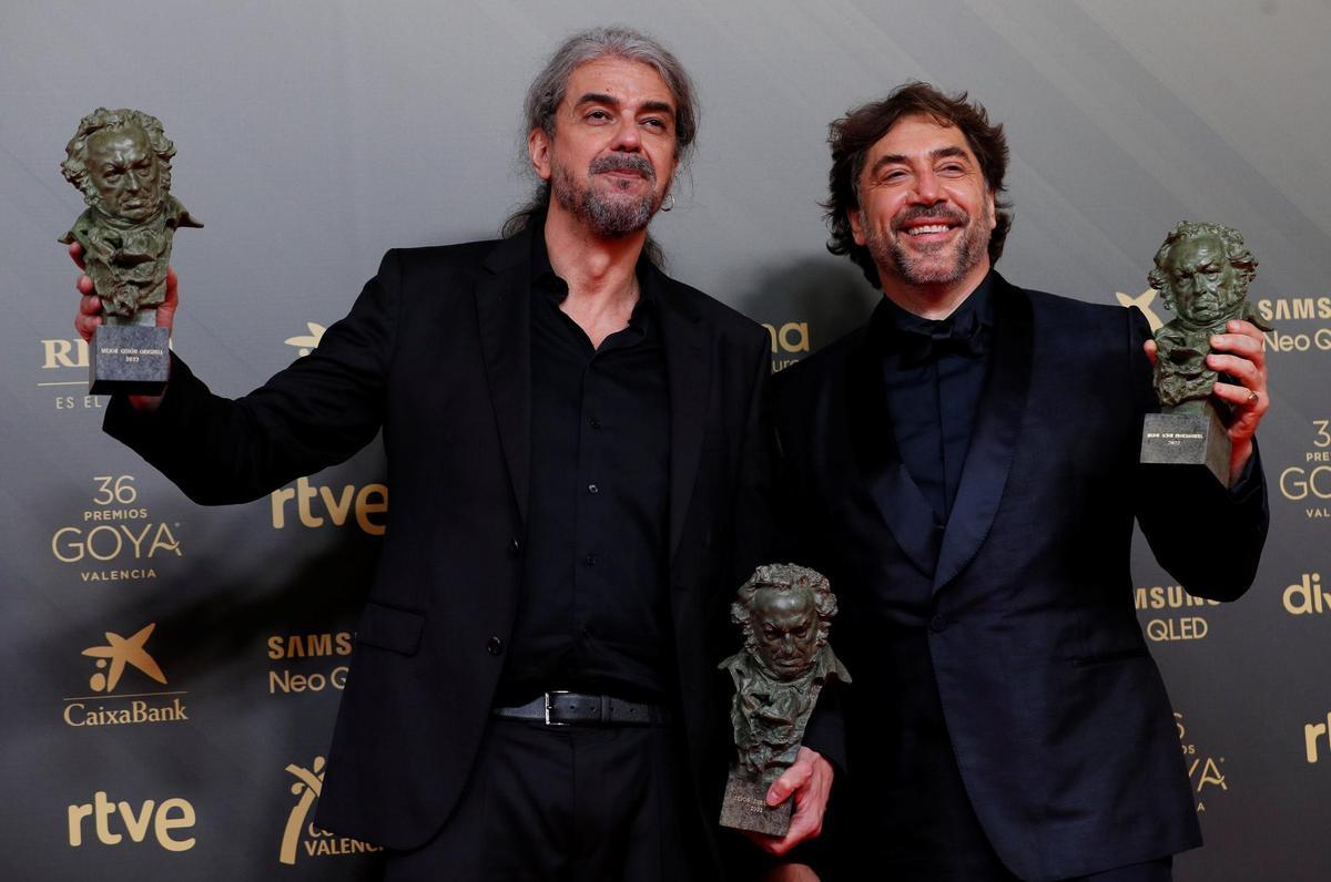 VALENCIA, 12/02/2022.- El director Fernando León de Aranoa (i) y el actor Javier Bardem posan con los Goya conseguidos en la gala de la 36 edición de los Premios Goya que se ha celebrado hoy sábado en el Palau de les Arts de Valencia. EFE/Biel Aliño.