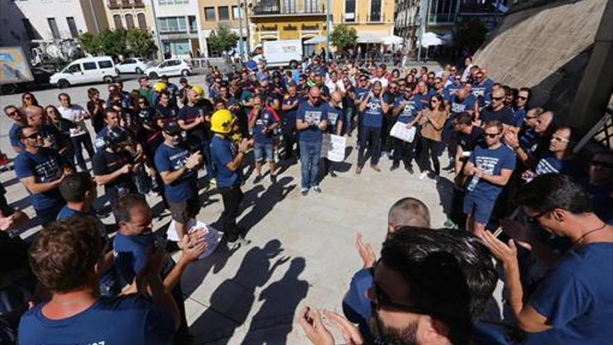 200 bomberos se manifiestan por la «estabilidad laboral» en el Cpei