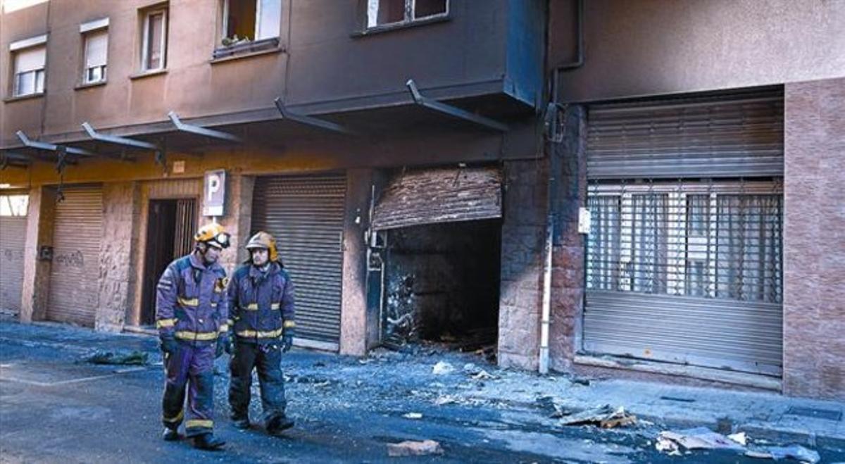 Dos bombers, després d’extingir les flames al número 22 del carrer de Gaspar Fàbregas d’Esplugues, ahir. Dos bombers, després d’extingir les flames al número 22 del carrer de Gaspar Fàbregas d’Esplugues, ahir.