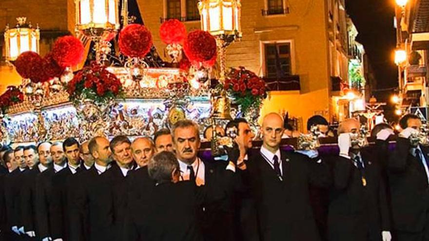 Imagen de la Cofradía de Nuestro Padre Jesús procesionando.