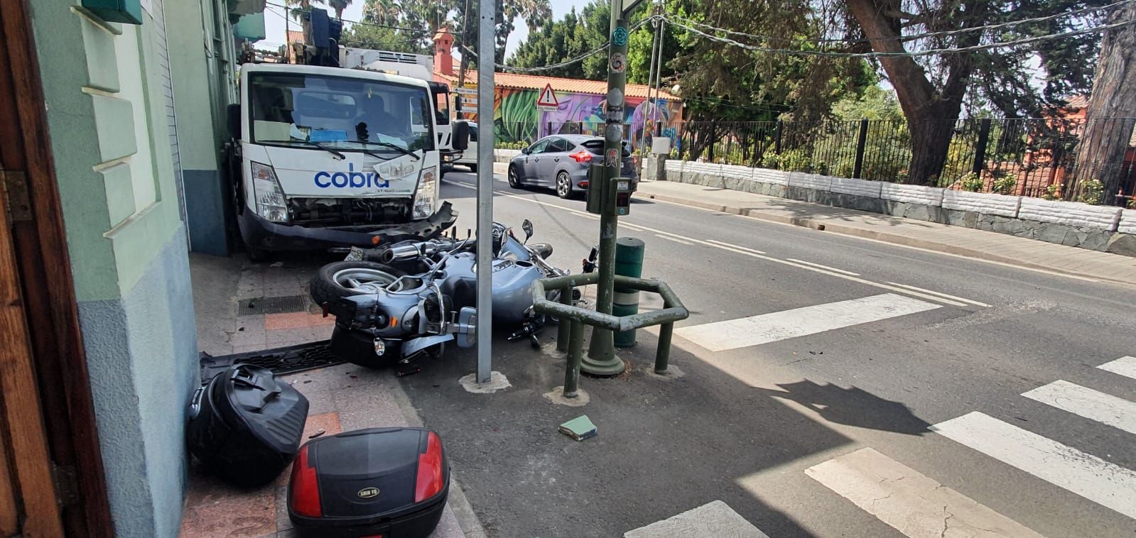 Un camión se estrella contra dos motos y una casa en Gran Canaria