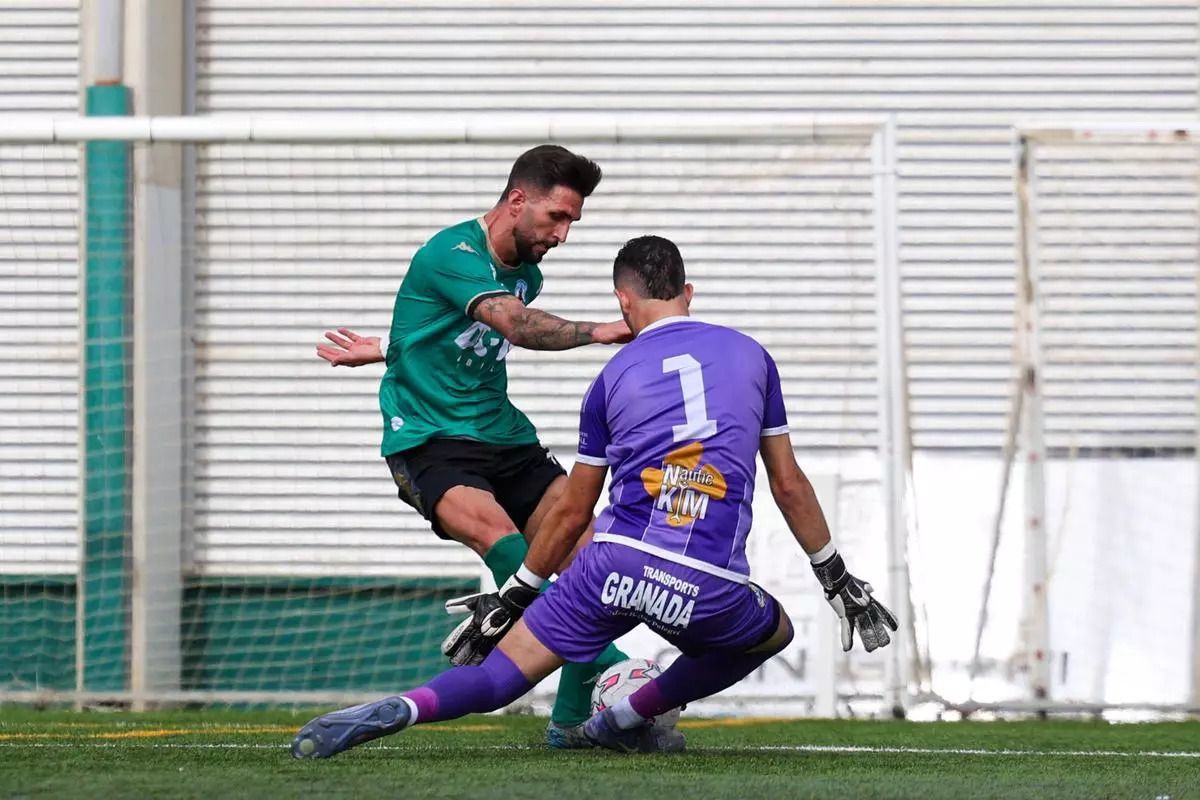 Un jugador de la PE Sant Jordi, en un uno contra ante el meta del CD Migjorn, en el partido disputado en el Kiko Serra.