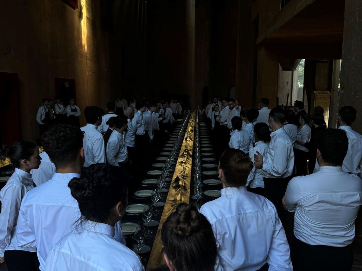 Una setantena de cambrers van servir l'àpat del xef Albert Adrià.