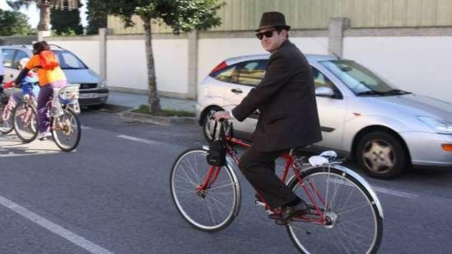 Un vecino grovense en bicicleta.  // Muñiz