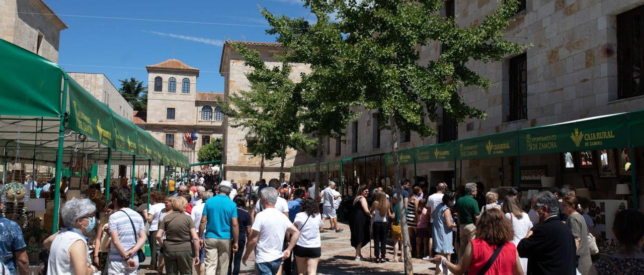 Aspecto de la plaza de Claudio Moyano el domingo por la mañana. | Emilio Fraile