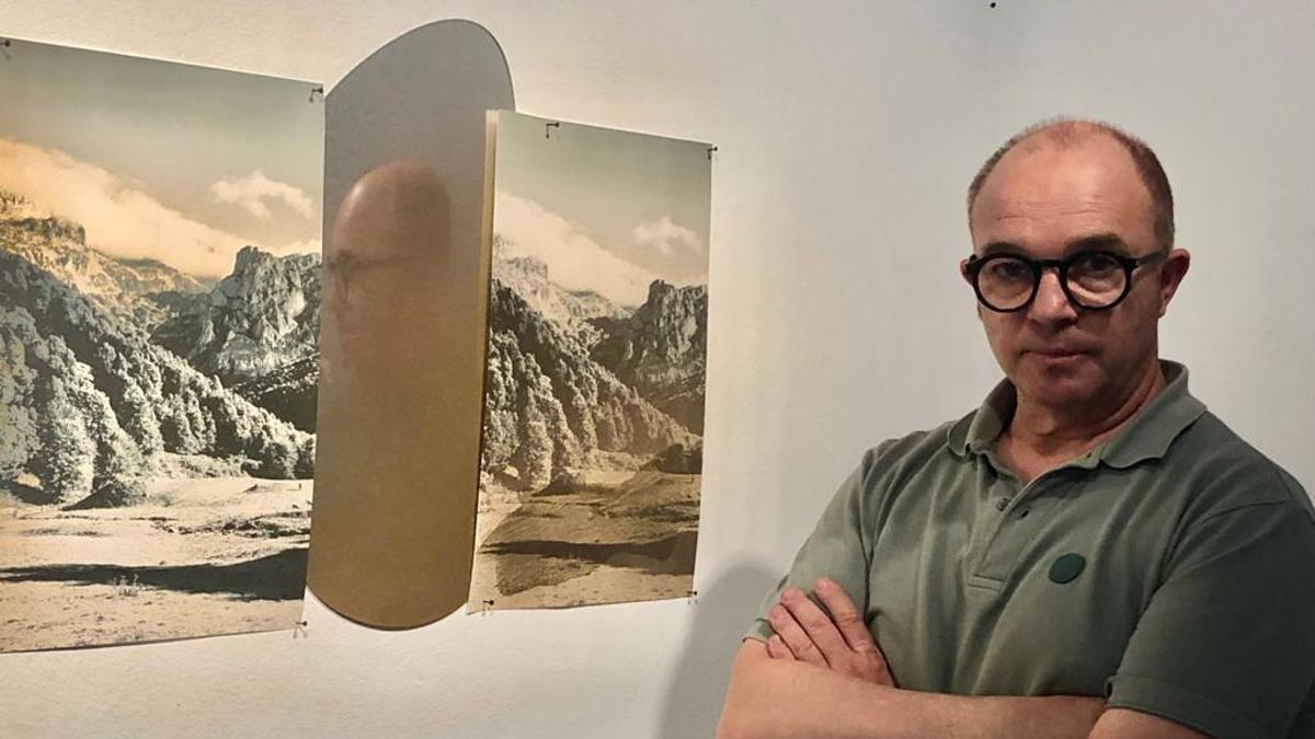 Ramón Isidoro con una de las obras de la exposición &quot;Landscape Scars&quot;