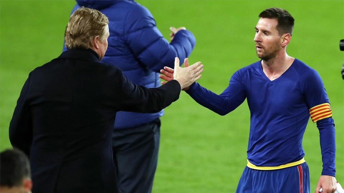 Koeman y Messi se saludan tras un partido. Koeman y Messi se saludan tras un partido.