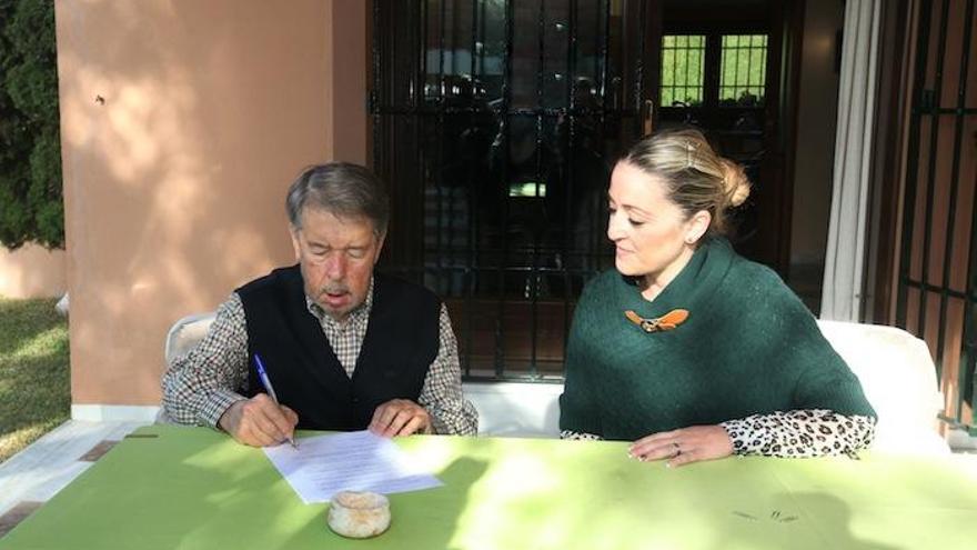 Francisco Sánchez firma la donación del vaso con la edil Gema Midón.