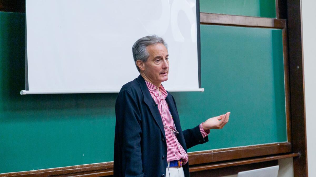 El especialista en neuropediatría Javier Cabanyes, en la Universidad de Piura (Lima).