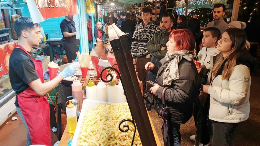 Visitantes ante uno de los puestos del Cíes Market navideño durante el mes de diciembre.