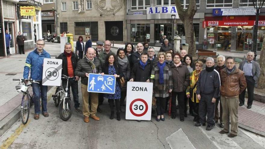 Señal de Zona 30, instalada recientemente en el Agra del Orzán.