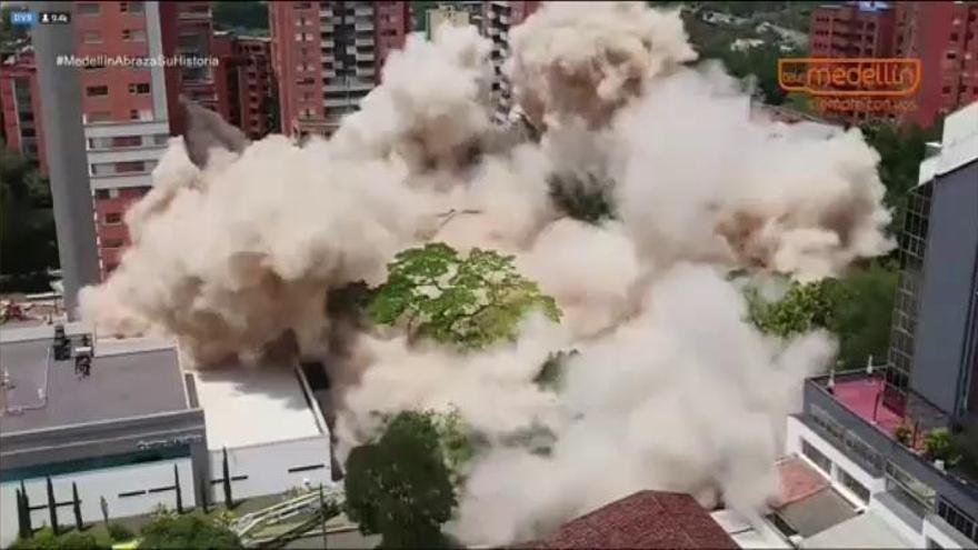 Espectacular demolición de la antigua casa de Pablo Escobar en Medellín