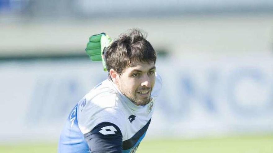 Lux corre a por el balón en el entrenamiento de ayer.