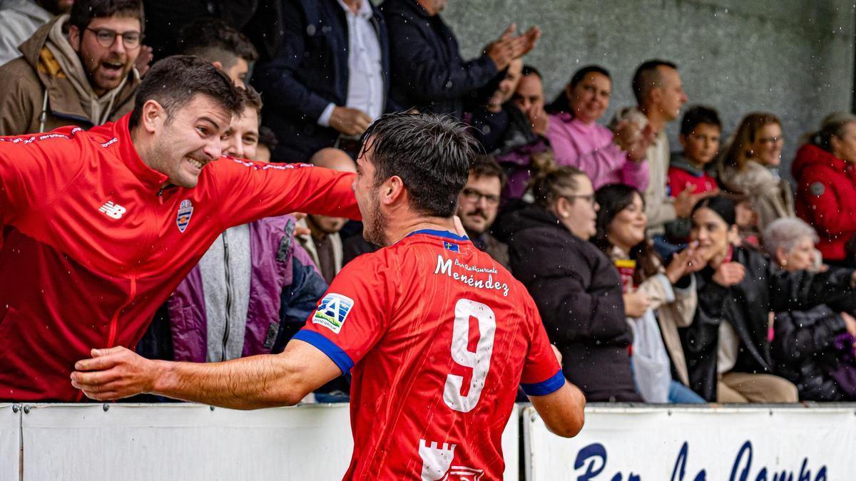 Enol celebra el gol con un amigo en la grada.