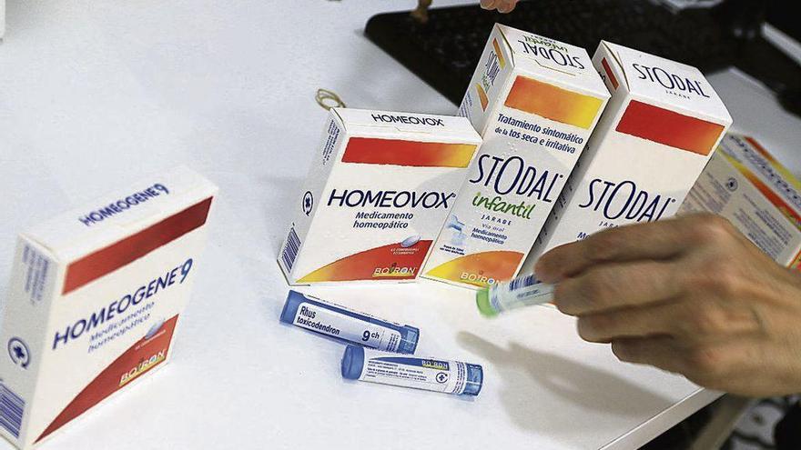 Productos homeopáticos en una farmacia de la capital.