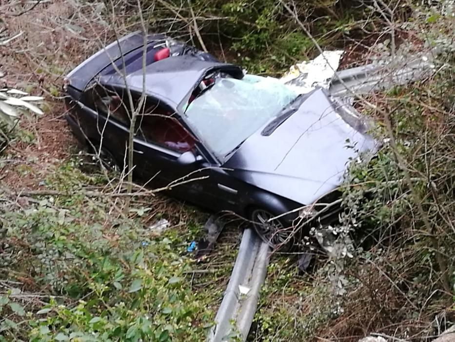 Un cotxe cau per un barranc de 10 metres