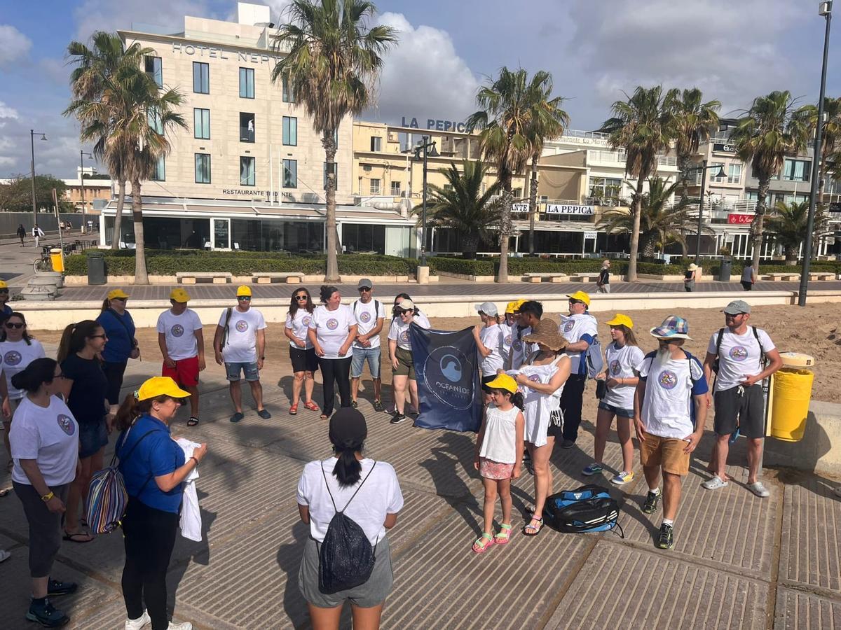 Una de les activitats organitzades per Oceanide en la platja de la Malva-rosa de València.