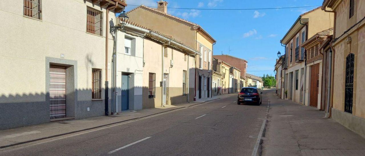 Un vehículo circula por la travesía de Tagarabuena, en la que los vecinos piden zonas de aparcamiento. | M. J. C.