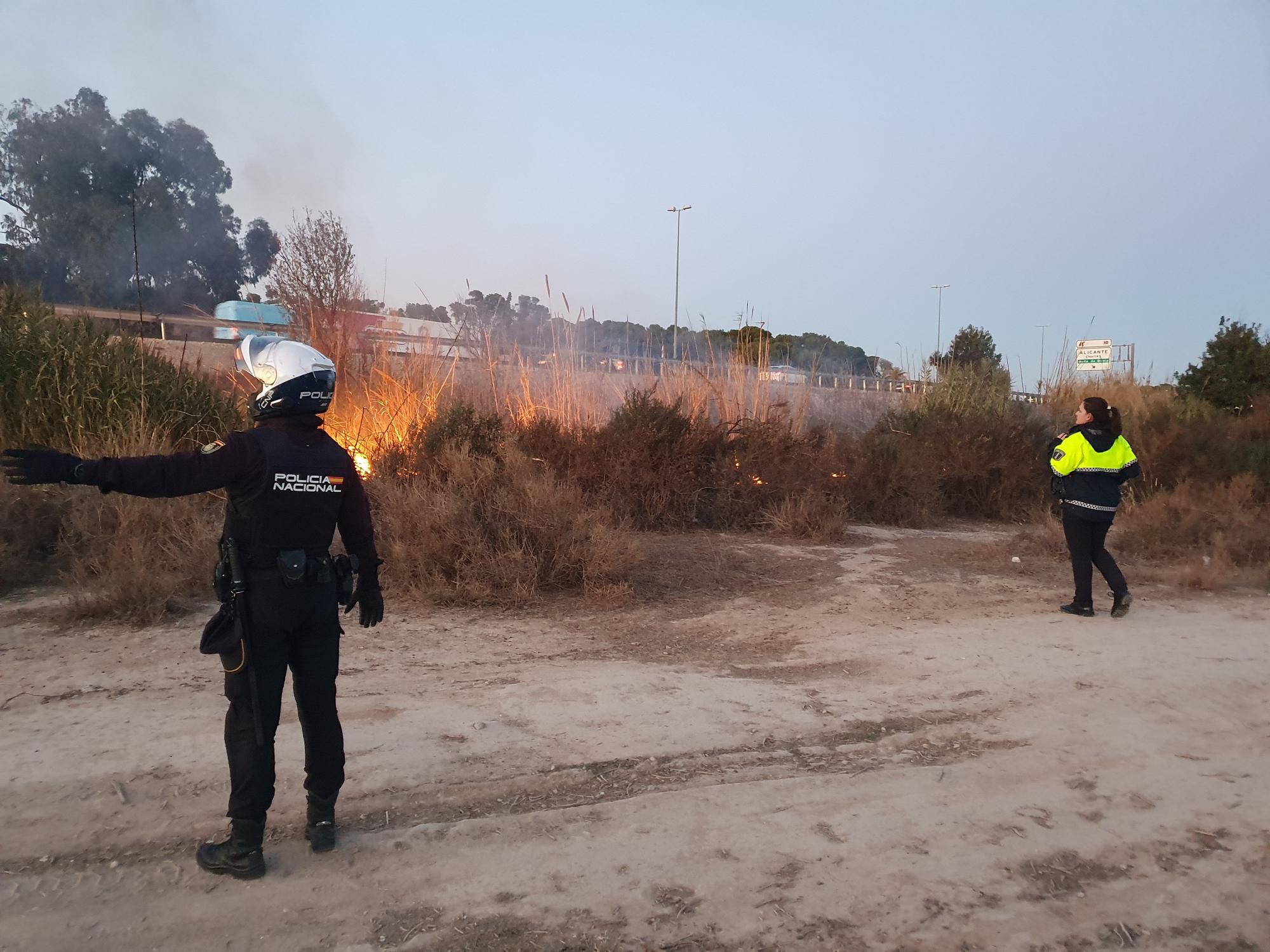 Los Bomberos de Alicante controla un fuego en un cañar junto a la autovía