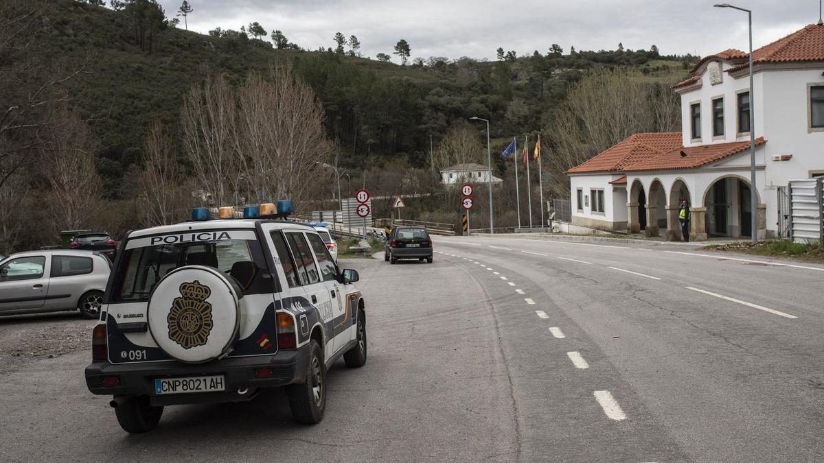 Vehículo policial en el paso fronterizo entre Quintanilla y San Martín del Pedroso.