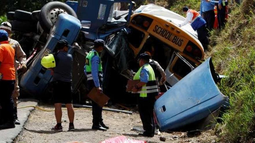 Los vehículos, destrozados tras la colisión.