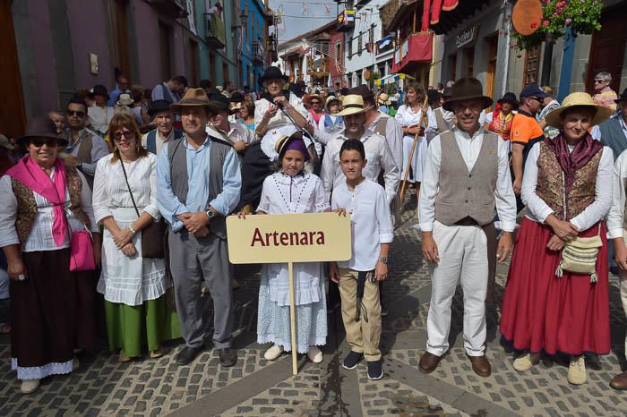 Carretas y grupos en la romería del Pino