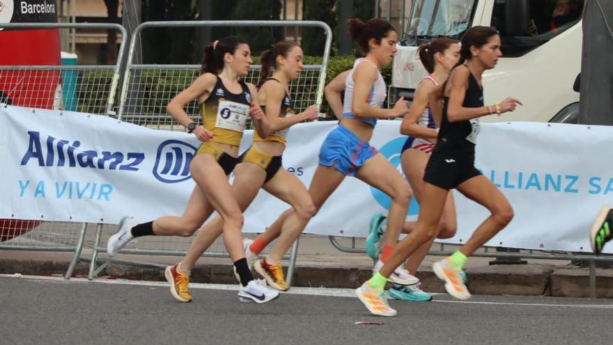 Judit Navarro i Júlia Solé, amb el grup capdavanter