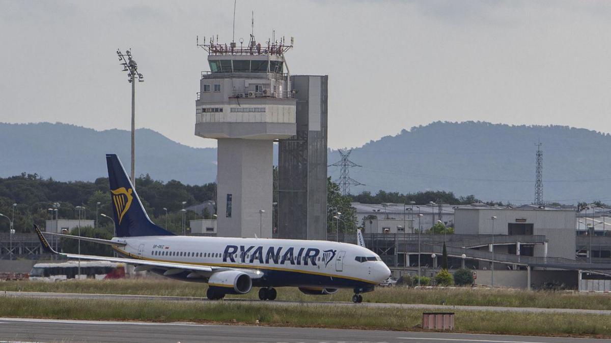 Un avió de Ryanair, just davant de la torre de control de l’aeroport de Girona