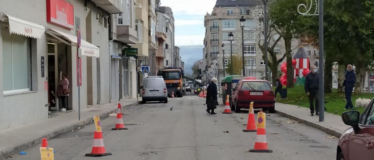 Obras, en la mañana de ayer, al fondo de la calle Iryda, que conservará su aparcamiento. | // A.CELA