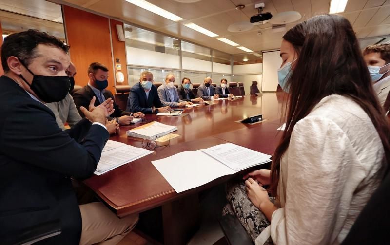 Reunión del concejal de Urbanismo de Santa Cruz, Carlos Tarife, con los representantes de los supermercados