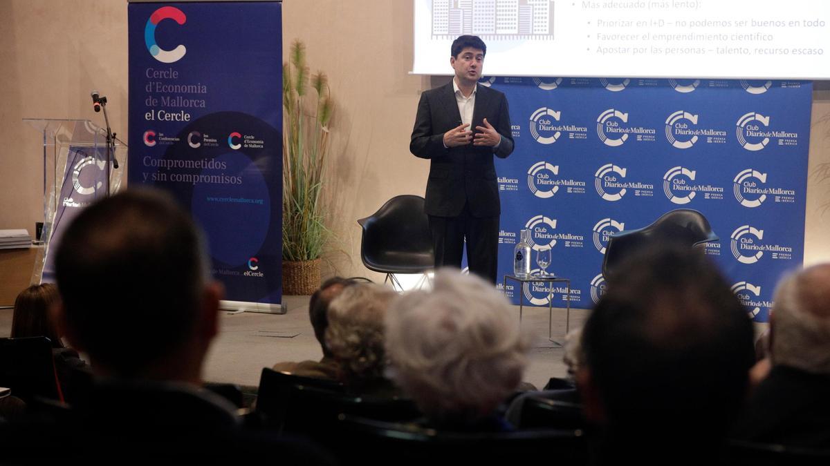 Javier García Martínez durante la conferencia que ofreció en el Club Diario de Mallorca.