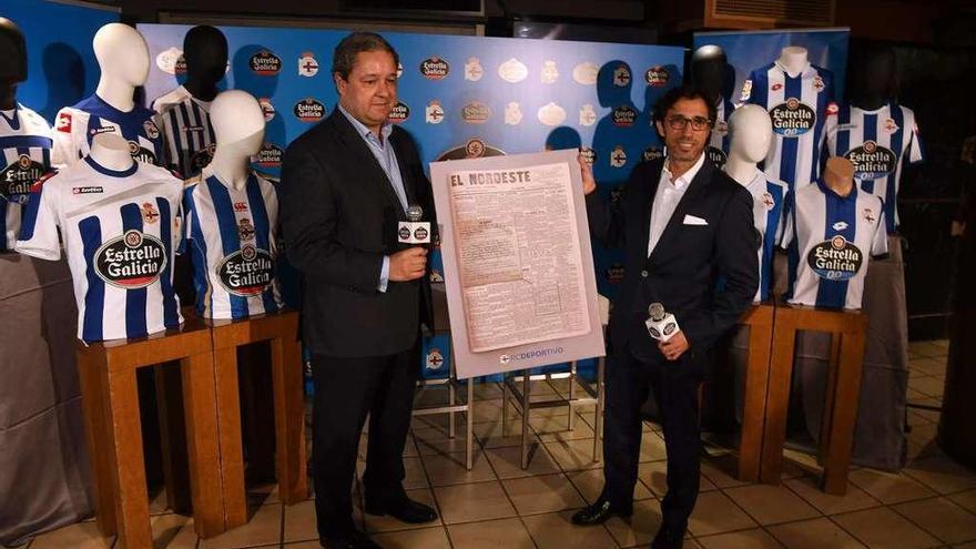 Tino Fernández e José Cabanas co agasallo que o Deportivo lle fixo a Hijos de Rivera.