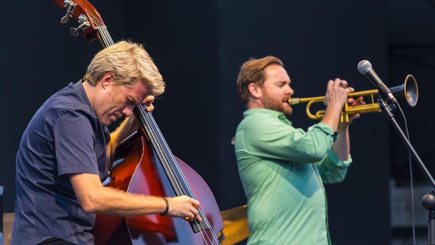 Kyle Eastwood lidera una excelente banda de hard bop fresco y crujiente.