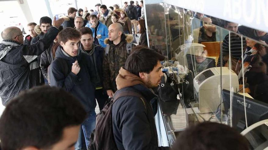 Aficionados del Celta esperan, ayer, en Balaídos para reservar entradas para el derbi de diciembre en Riazor. // Ricardo Grobas