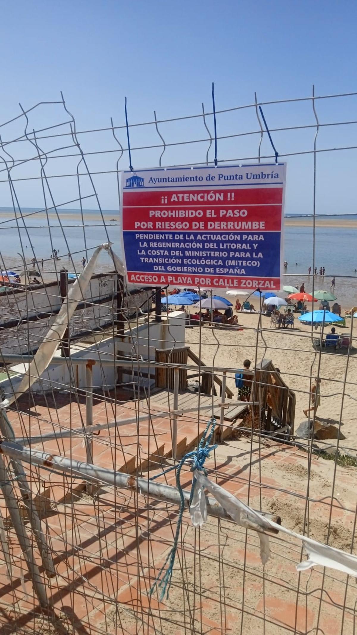 Avisos con el peligro de derrumbe en la playa.