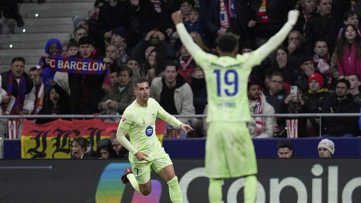 Ferran Torres celebra el 2-2 del Barça ante Lamine Yamal sobre el Atlético en el Metropolitano.
