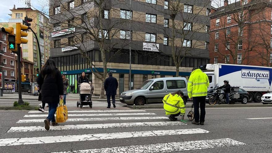 Los técnicos del Ministerio de Transportes revisan el pavimento de la avenida Príncipe de Asturias para poner parches (Vídeo)