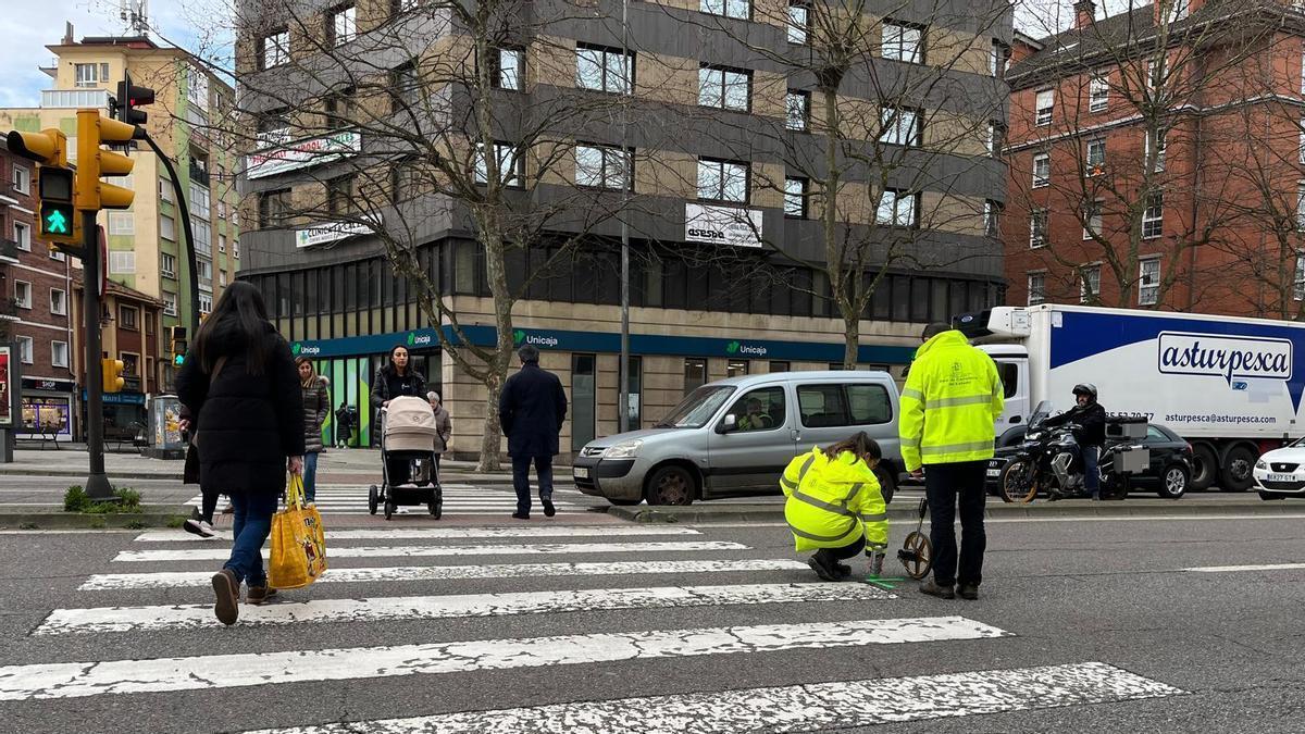 Los técnicos del Ministerio de Transportes revisan el pavimento de la avenida Príncipe de Asturias para poner parches (Vídeo)