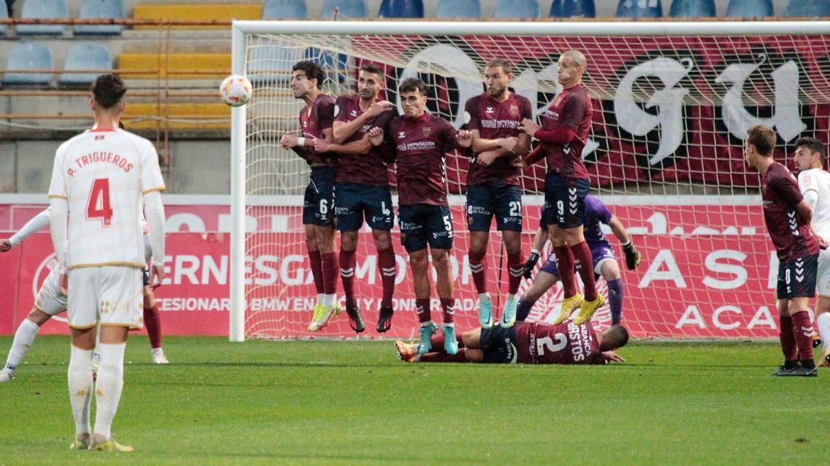 Lanzamiento de falta que supuso el 1-0 en el partido de ayer en el Reino de León. |  // ÁREA 11