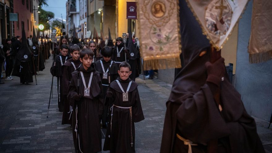La lluvia da una tregua y permite las procesiones del Lunes Santo en La Laguna