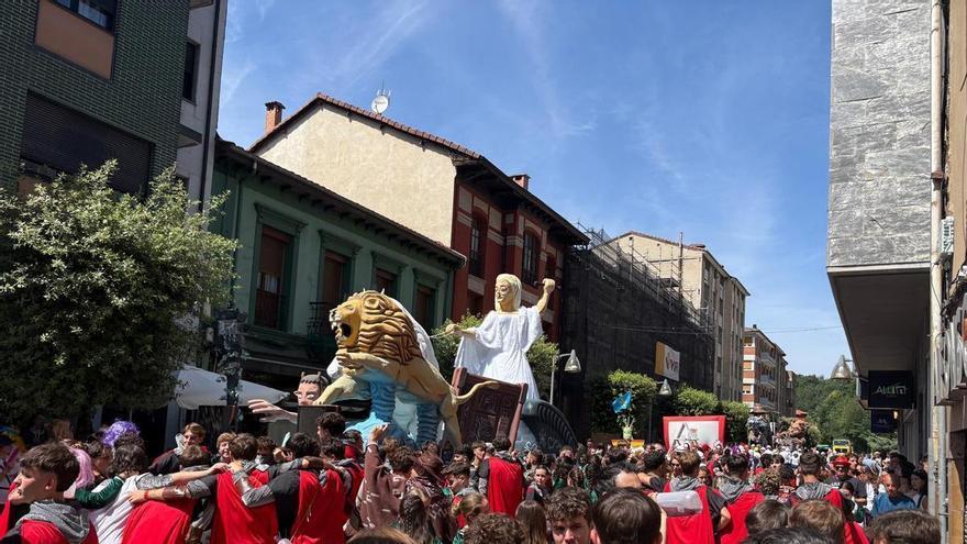 Así está siendo el Descenso Folklórico del Nalón, la gran fiesta de las Cuencas: 8.500 romeros y miles de espectadores con 41 embarcaciones