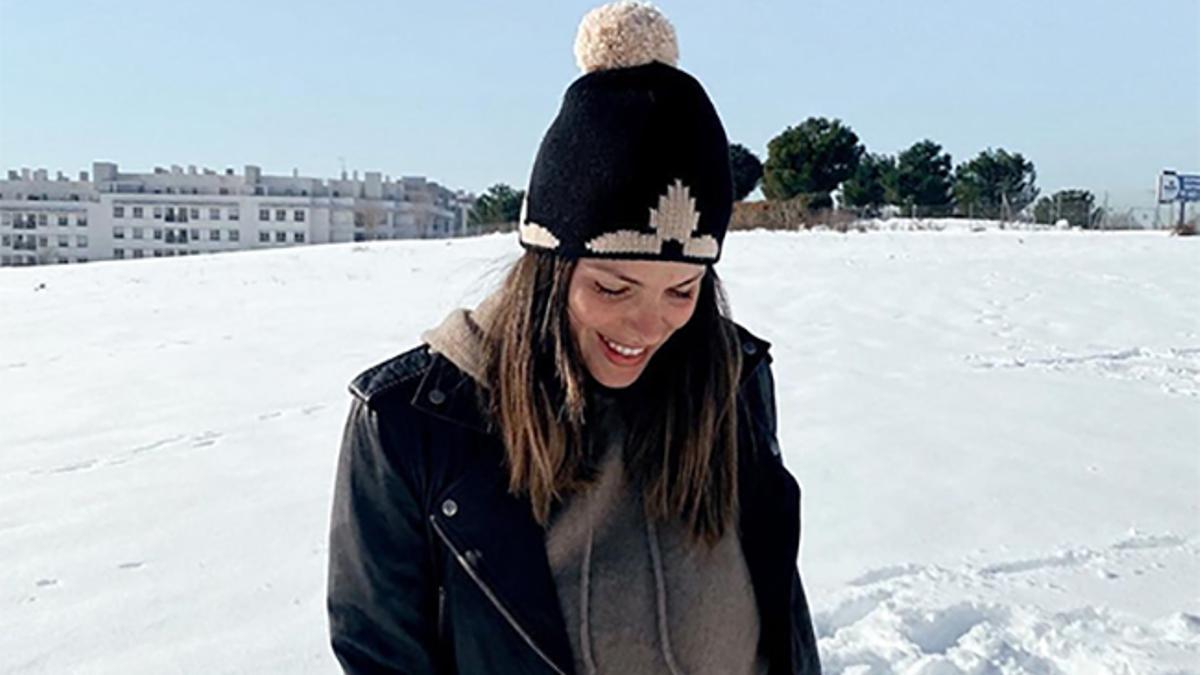 Laura Matamoros en la nieve con conjunto 'comfy' de Zara