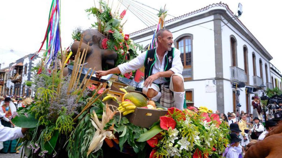 La romería del Pino vuelve con más ofrendas que nunca | JOSÉ CARLOS GUERRA